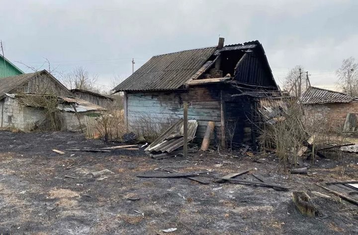 В Берёзовском районе от травы загорелось хозстроение