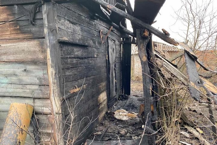 В Берёзовском районе от травы загорелось хозстроение