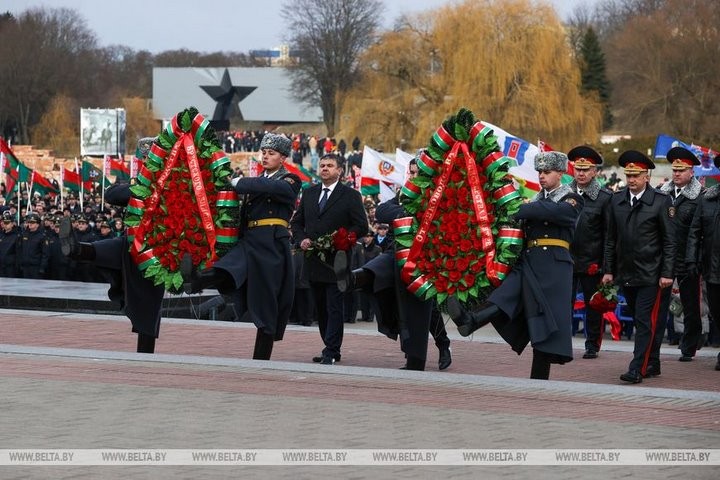 Милиционеры со всей Беларуси возложили цветы к Вечному огню в Брестской крепости