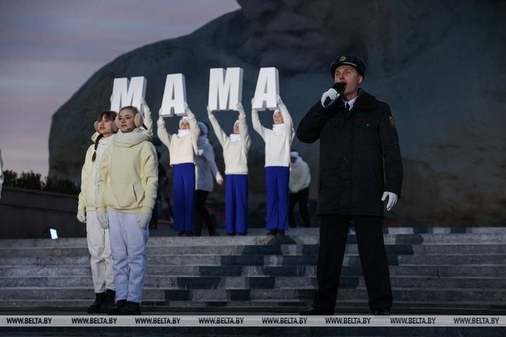 Милиционеры со всей Беларуси возложили цветы к Вечному огню в Брестской крепости