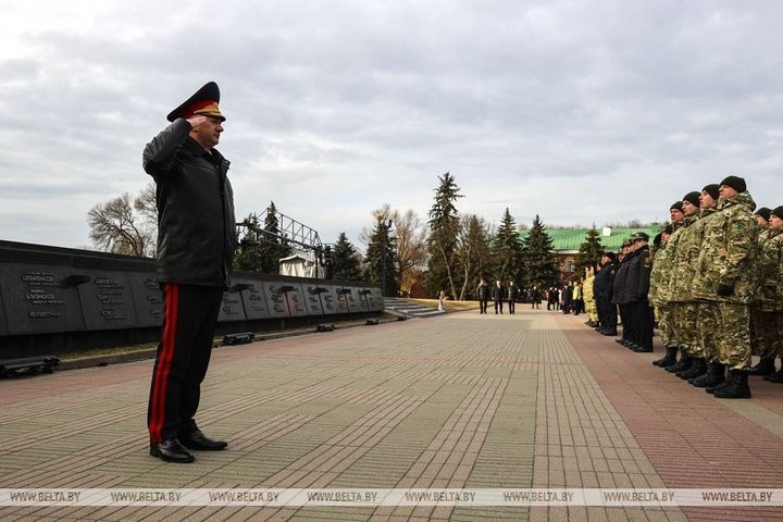 Милиционеры со всей Беларуси возложили цветы к Вечному огню в Брестской крепости