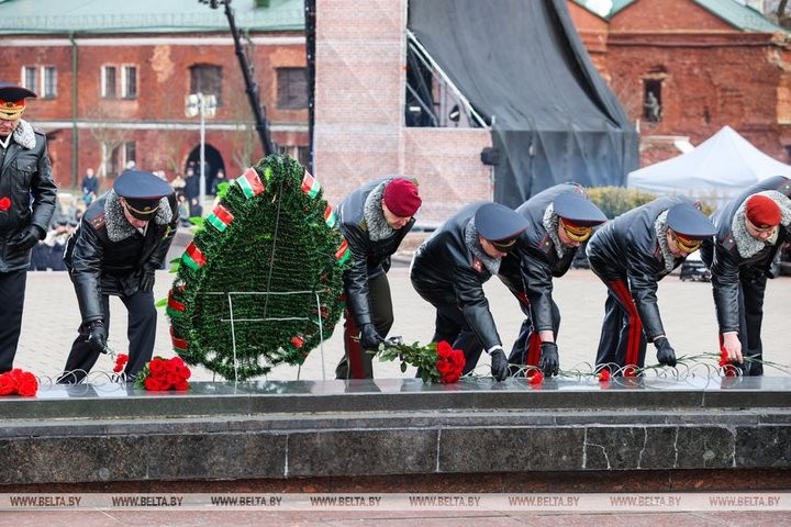 Милиционеры со всей Беларуси возложили цветы к Вечному огню в Брестской крепости
