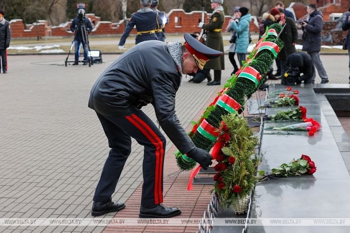 Милиционеры со всей Беларуси возложили цветы к Вечному огню в Брестской крепости