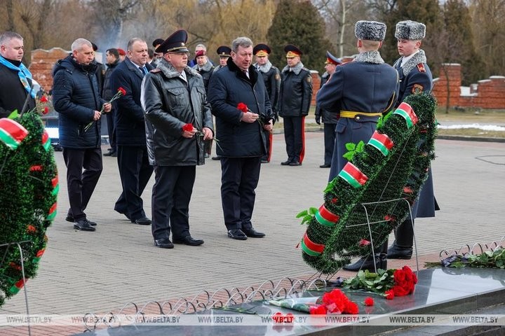 Милиционеры со всей Беларуси возложили цветы к Вечному огню в Брестской крепости