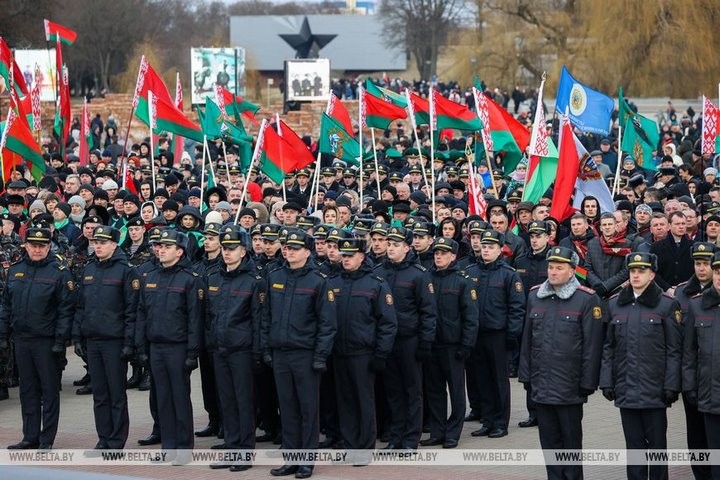 Милиционеры со всей Беларуси возложили цветы к Вечному огню в Брестской крепости