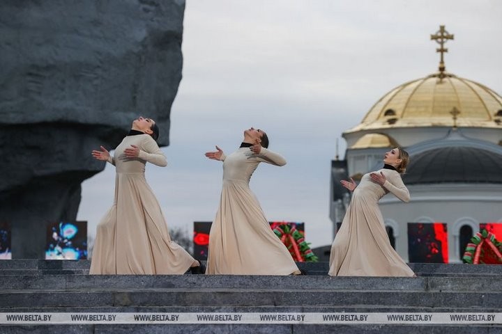 Милиционеры со всей Беларуси возложили цветы к Вечному огню в Брестской крепости