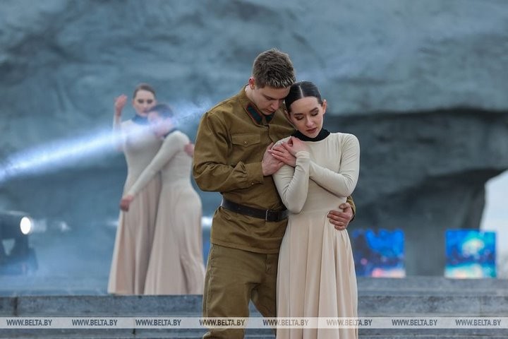 Милиционеры со всей Беларуси возложили цветы к Вечному огню в Брестской крепости