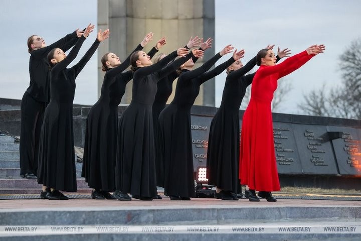 Милиционеры со всей Беларуси возложили цветы к Вечному огню в Брестской крепости