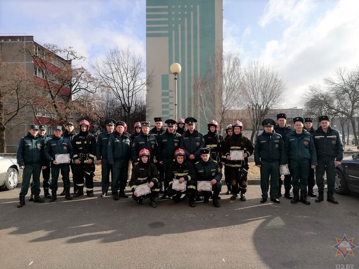 В Бресте прошли соревнования спасателей по скоростному подъему на высотное здание