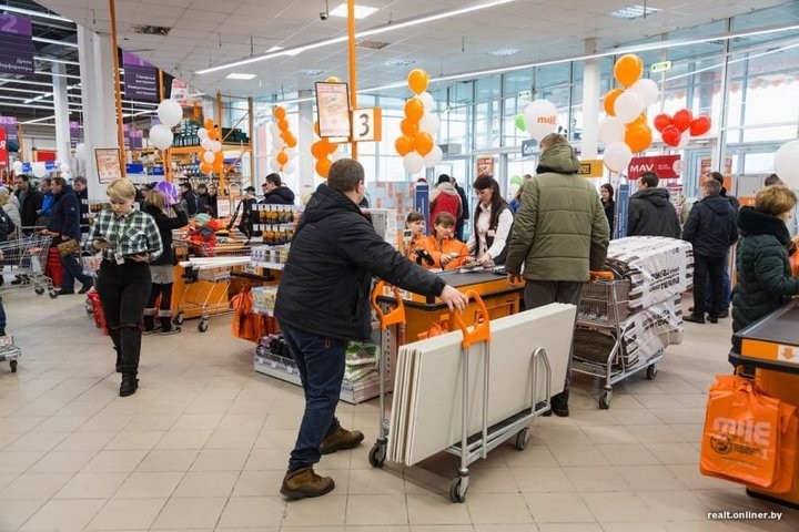 Платить ли за разбитый товар и взыскивать ли за испорченную в магазине одежду? Что говорит юрист