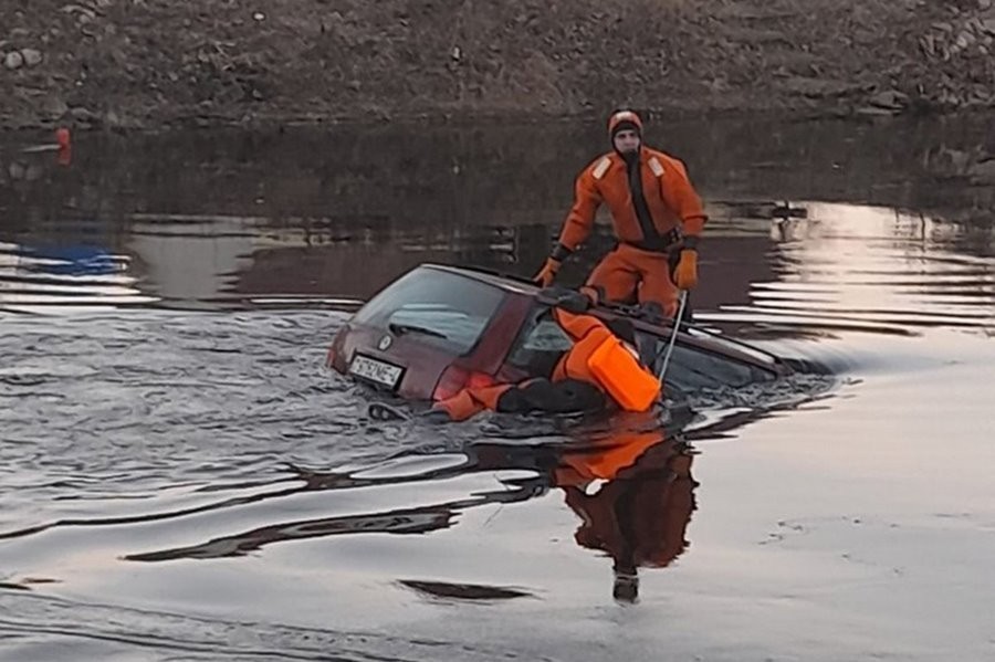 По каналу проплывает Volkswagen Passat. Подробности истории