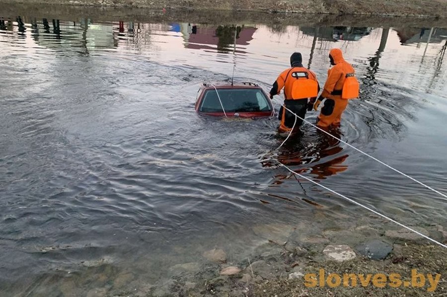По каналу проплывает Volkswagen Passat. Подробности истории