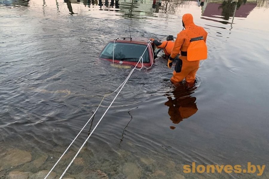 По каналу проплывает Volkswagen Passat. Подробности истории