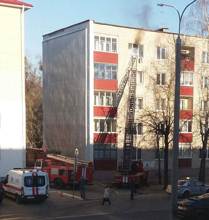 «Если в доме пьют постоянно, пожар всего лишь дело времени». Квартира в 5-этажном доме загорелась в Барановичах
