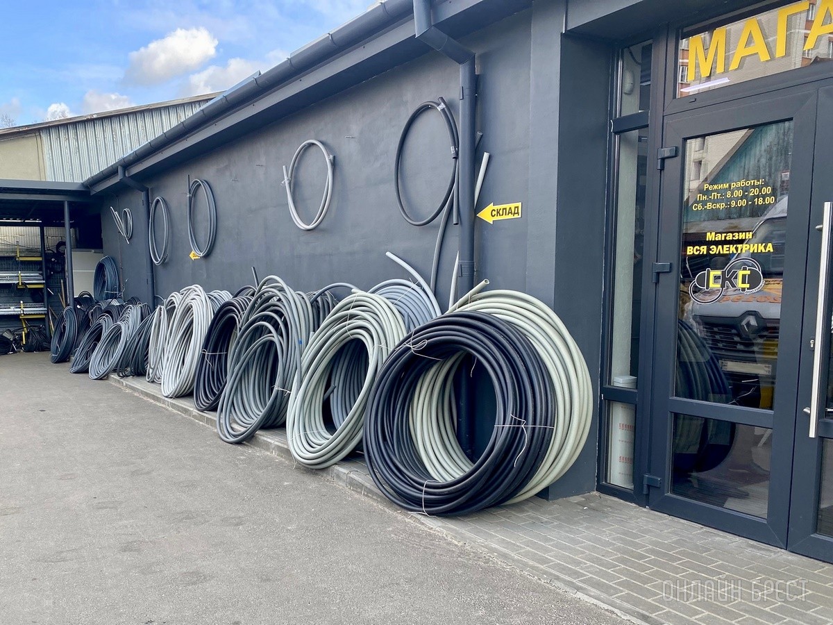 Дед Мороз не улетел и удерживает цены в магазине «Вся Электрика», на Пушкинской в Бресте