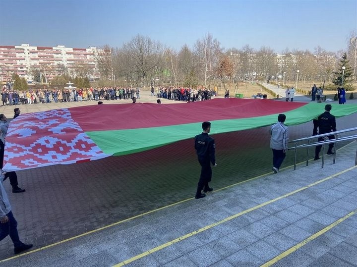 В Брестском государственном техническом университете сегодня организовали флешмоб, посвященный Дню Конституции