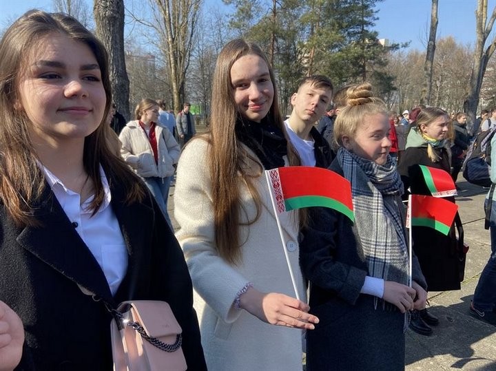 В Брестском государственном техническом университете сегодня организовали флешмоб, посвященный Дню Конституции