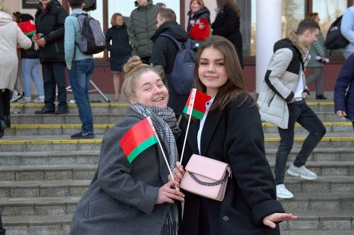 В Брестском государственном техническом университете сегодня организовали флешмоб, посвященный Дню Конституции