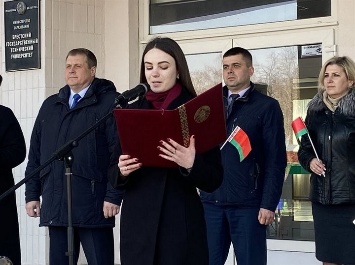 В Брестском государственном техническом университете сегодня организовали флешмоб, посвященный Дню Конституции