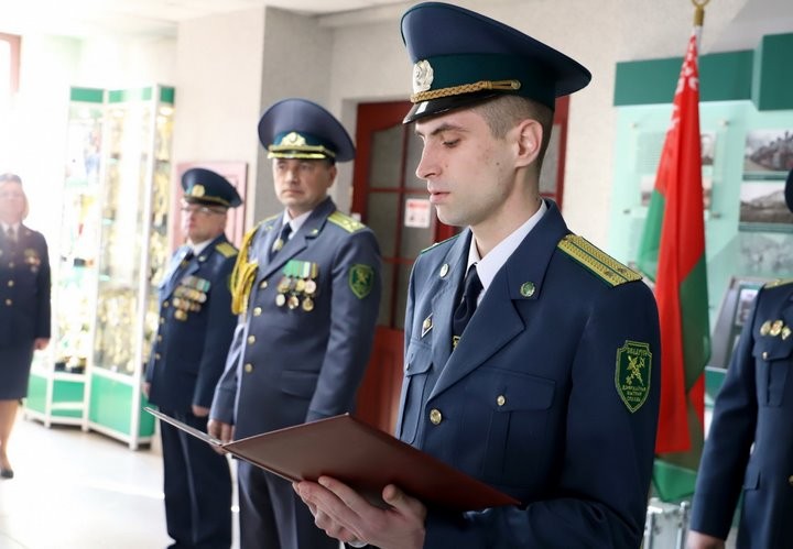 Молодые сотрудники Брестской таможни принесли присягу