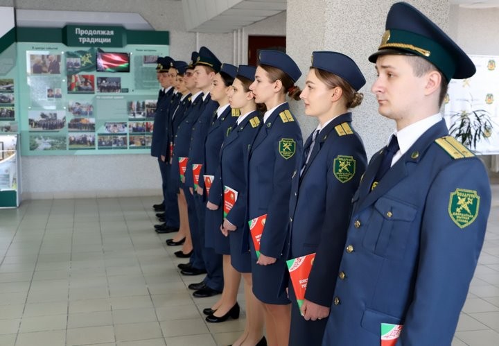 Молодые сотрудники Брестской таможни принесли присягу