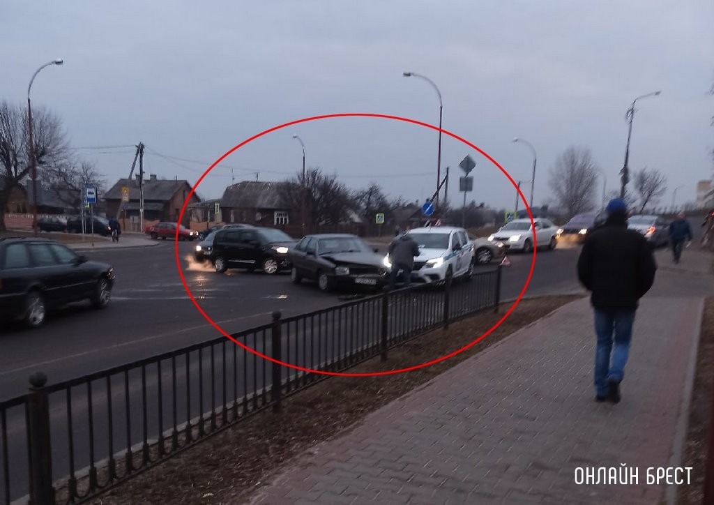В Бресте столкнулись Audi и учебный автомобиль. Кто виноват?