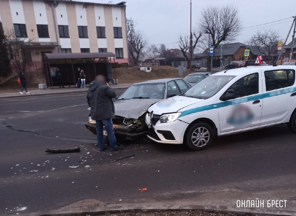 В Бресте столкнулись Audi и учебный автомобиль. Кто виноват?