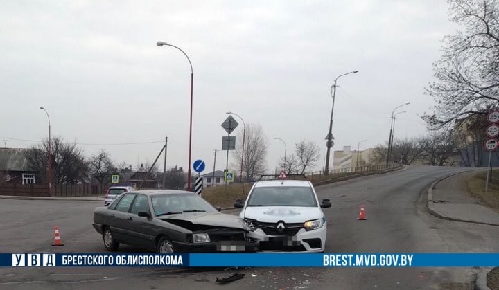 В Бресте столкнулись Audi и учебный автомобиль. Кто виноват?