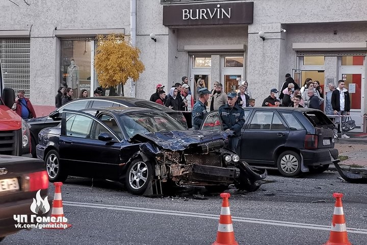 Камера засняла момент аварии с Jaguar в Гомеле. Водителя осудили