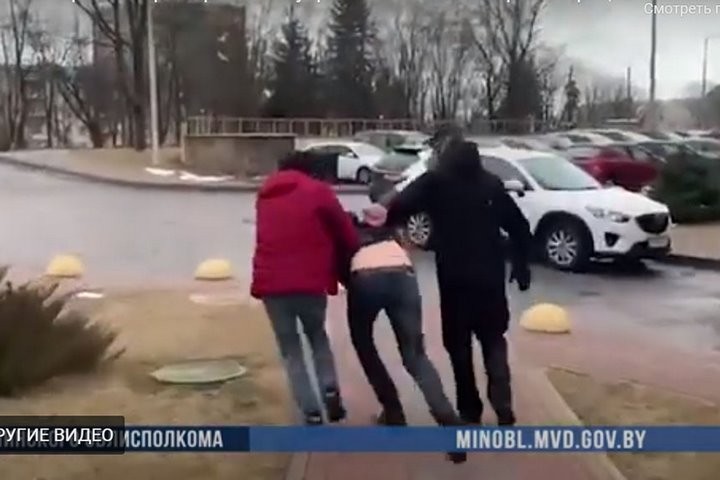 На трассе М1 воры «обчистили» грузовик со спящим водителем