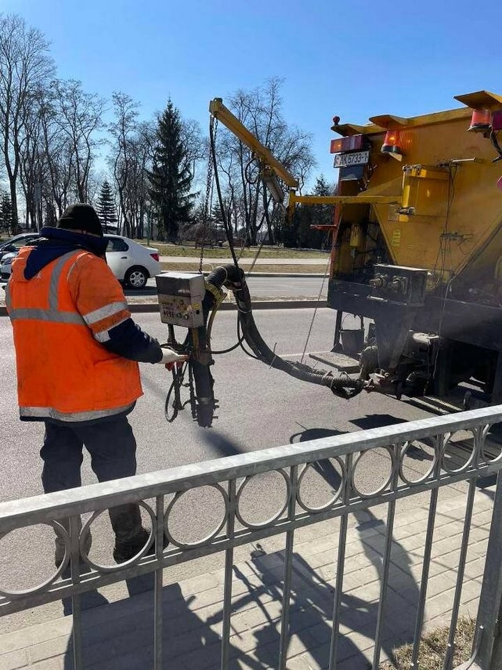 В Бресте продолжается ямочный ремонт дорог