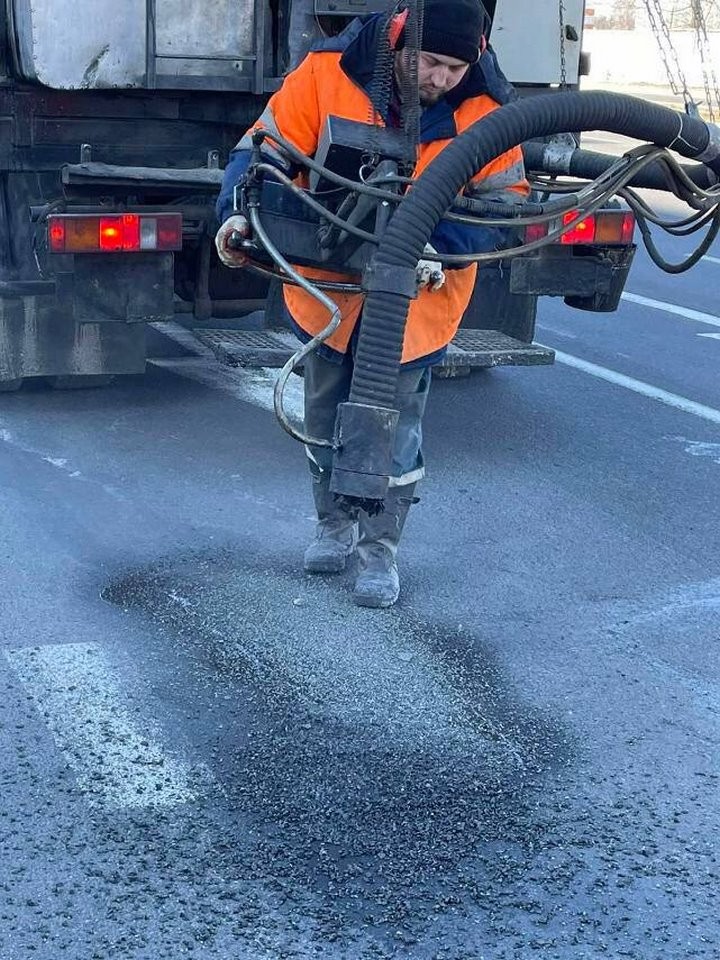 В Бресте продолжается ямочный ремонт дорог