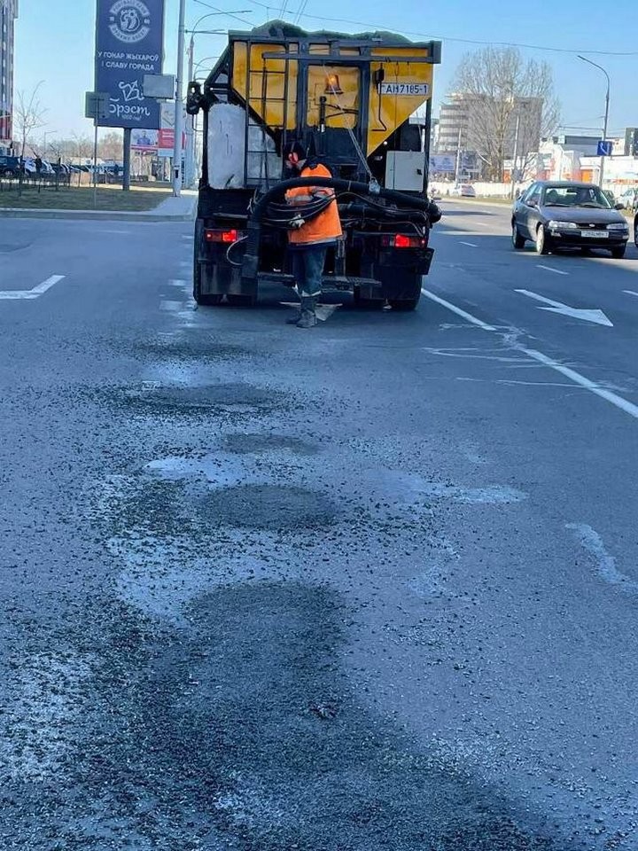 В Бресте продолжается ямочный ремонт дорог
