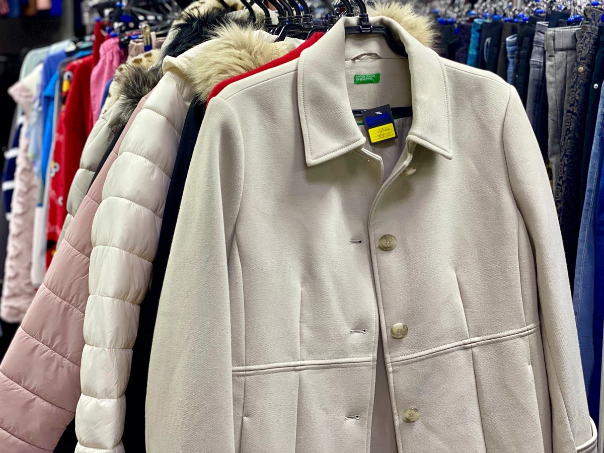 Секонд-хенд «Bonus» на Маяковского в Бресте оденет вас в известные бренды. Женская, мужская и детская одежда элитных категорий