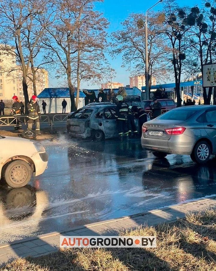 В Гродно за пару минут сгорел автомобиль. Прямо на дороге. Видео
