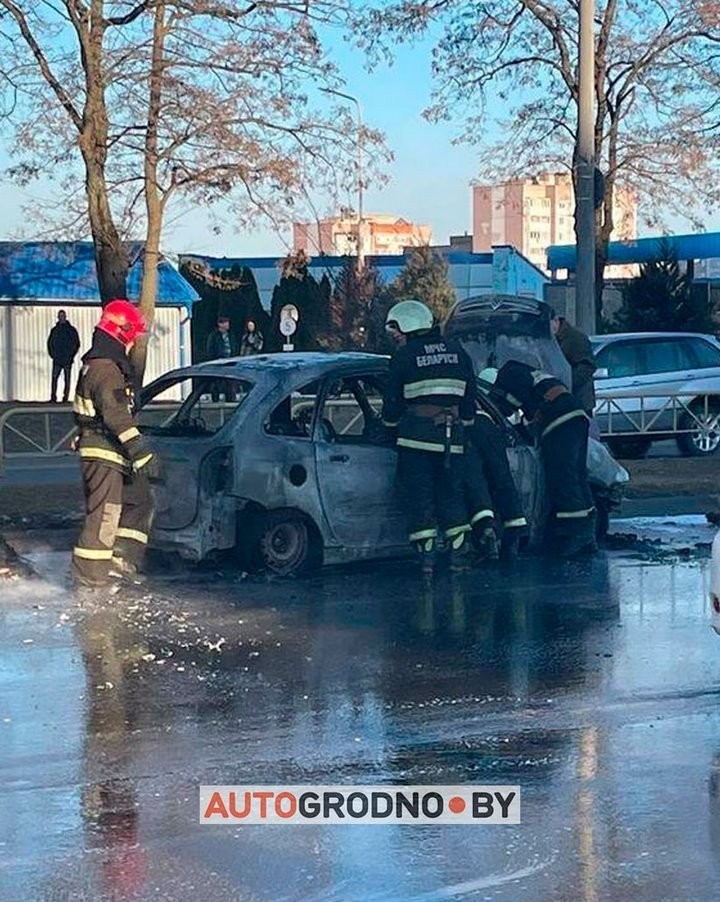 В Гродно за пару минут сгорел автомобиль. Прямо на дороге. Видео