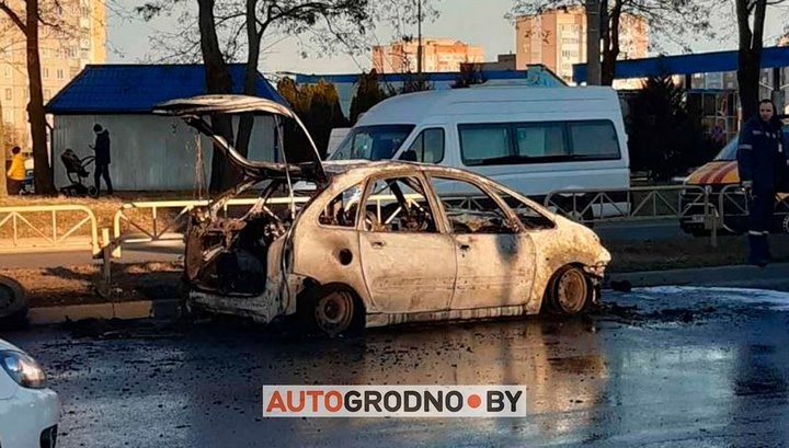 В Гродно за пару минут сгорел автомобиль. Прямо на дороге. Видео
