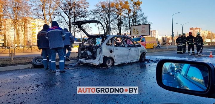 В Гродно за пару минут сгорел автомобиль. Прямо на дороге. Видео
