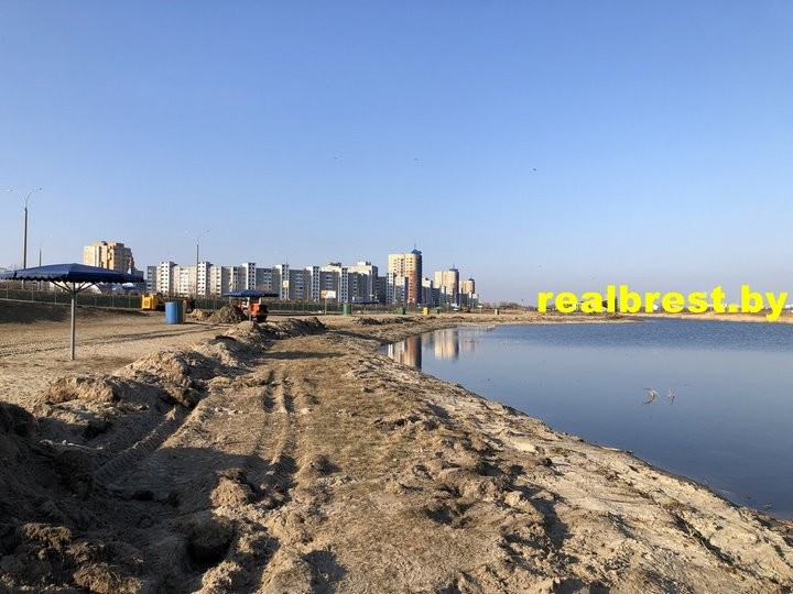 В Бресте готовят пляжи к новому сезону