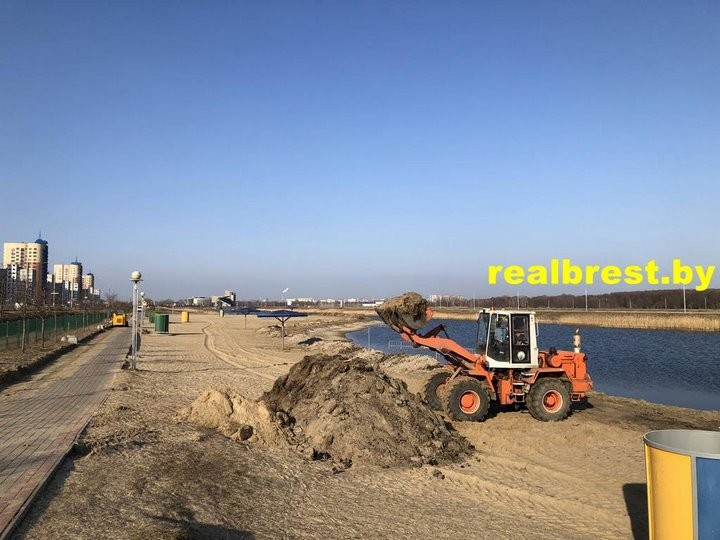В Бресте готовят пляжи к новому сезону