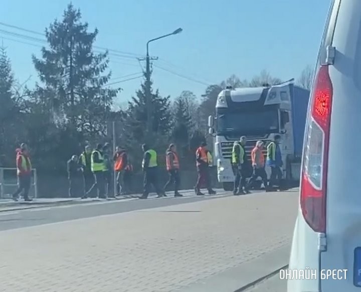 ГПК: очередь в пункте пропуска «Кукурыки-Козловичи» растянулась на десятки километров