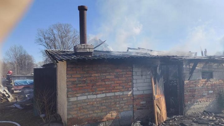 В Кобринском районе огонь уничтожил или повредил 6 строений и автомобиль