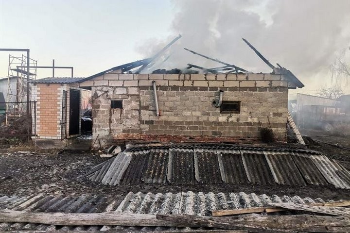 В Кобринском районе огонь уничтожил или повредил 6 строений и автомобиль