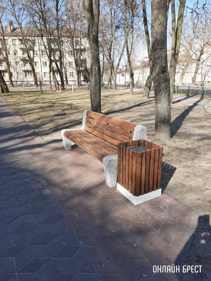 В Бресте районе улицы ГОБК установлены новые скамейки и урны для мусора
