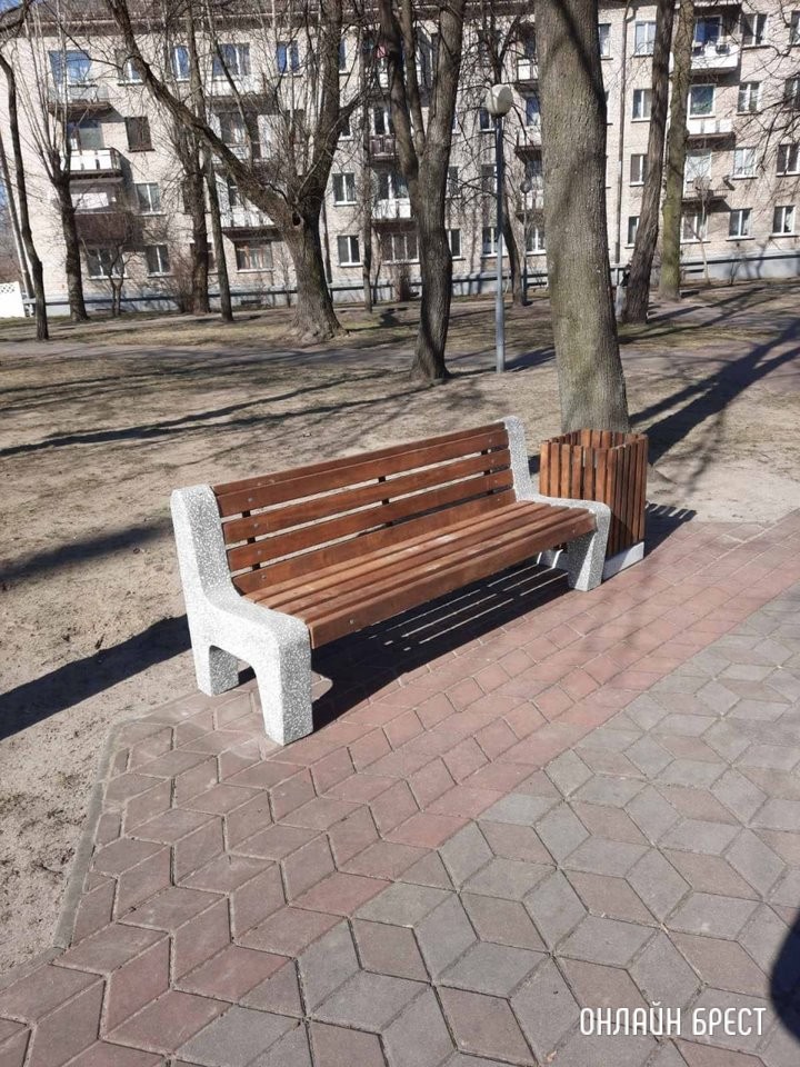 В Бресте районе улицы ГОБК установлены новые скамейки и урны для мусора