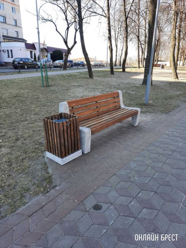 В Бресте районе улицы ГОБК установлены новые скамейки и урны для мусора