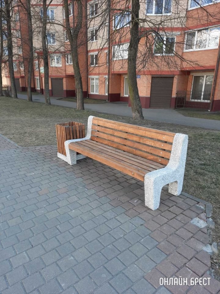 В Бресте районе улицы ГОБК установлены новые скамейки и урны для мусора