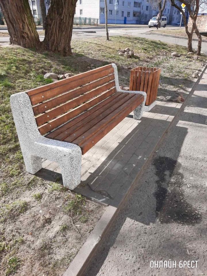 В Бресте районе улицы ГОБК установлены новые скамейки и урны для мусора