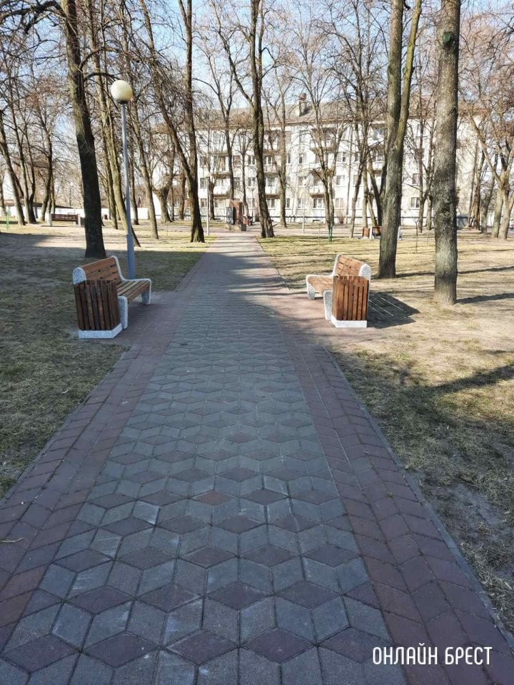 В Бресте районе улицы ГОБК установлены новые скамейки и урны для мусора