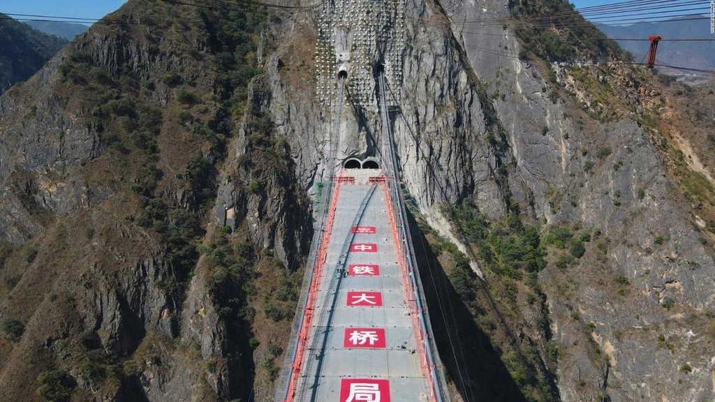 В Китае закончили строительство моста-рекордсмена